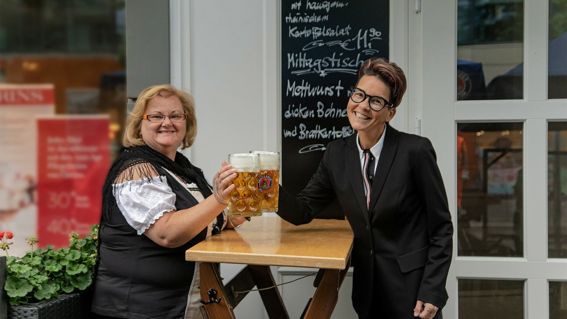 (v.l.n.r.): Petra Lohmann, Wirtin Das Weiss Blaue Haus, und Bettina Bartsch-Fotiadis, Paulaner Gebietsverkaufsleiterin Gastronomie