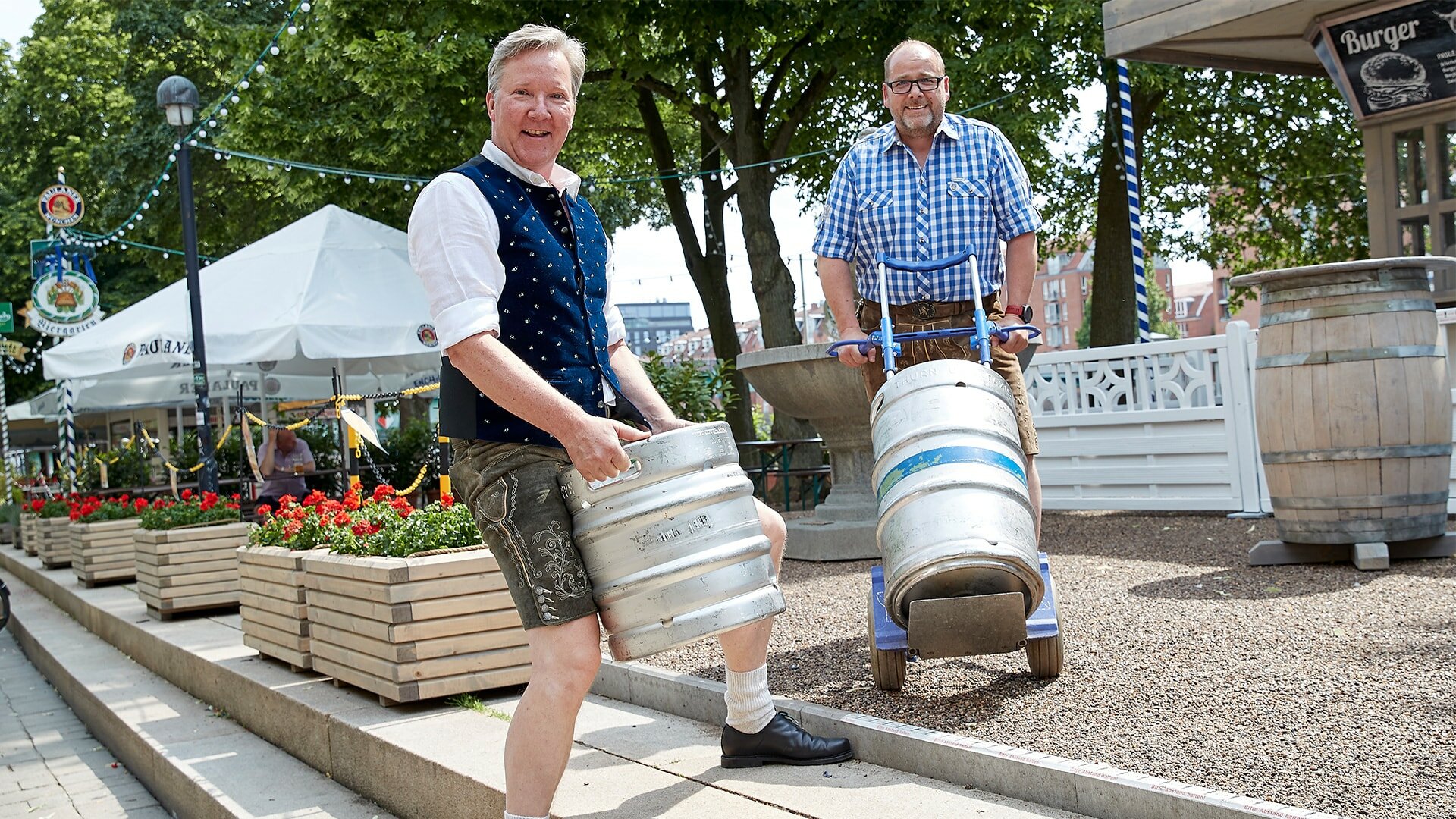 Paulaner’s an der Schlachte Geschäftsführer Roland Koch (l.) lädt zusammen mit Betriebsleiter Jörg Klose (r.) die ersten Fässer des Gastro-Fonds aus