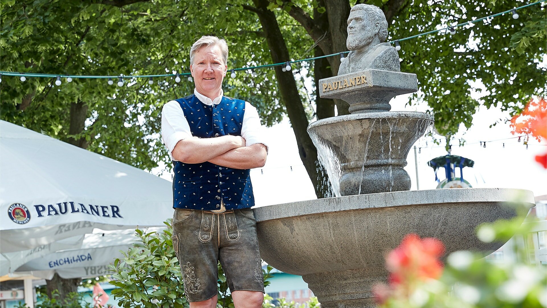 „Die Gastro-Starthilfe ist eine sensationelle Idee. Sie ist unbürokratisch und in bestem Sinne geeignet, um unsere Branche zu unterstützen. Wir waren sehr überrascht und haben überhaupt nicht damit gerechnet, dass Paulaner mit Hilfe der Verbraucher ein so großzügiges Paket für uns Wirte schnürt. Nach zwei Monaten Lockdown war es Balsam für die Seele, als die Lieferung ankam, und hat uns Hoffnung für die Zukunft gemacht“, sagt Roland Koch, Geschäftsführer Paulaner’s an der Schlachte in Bremen.